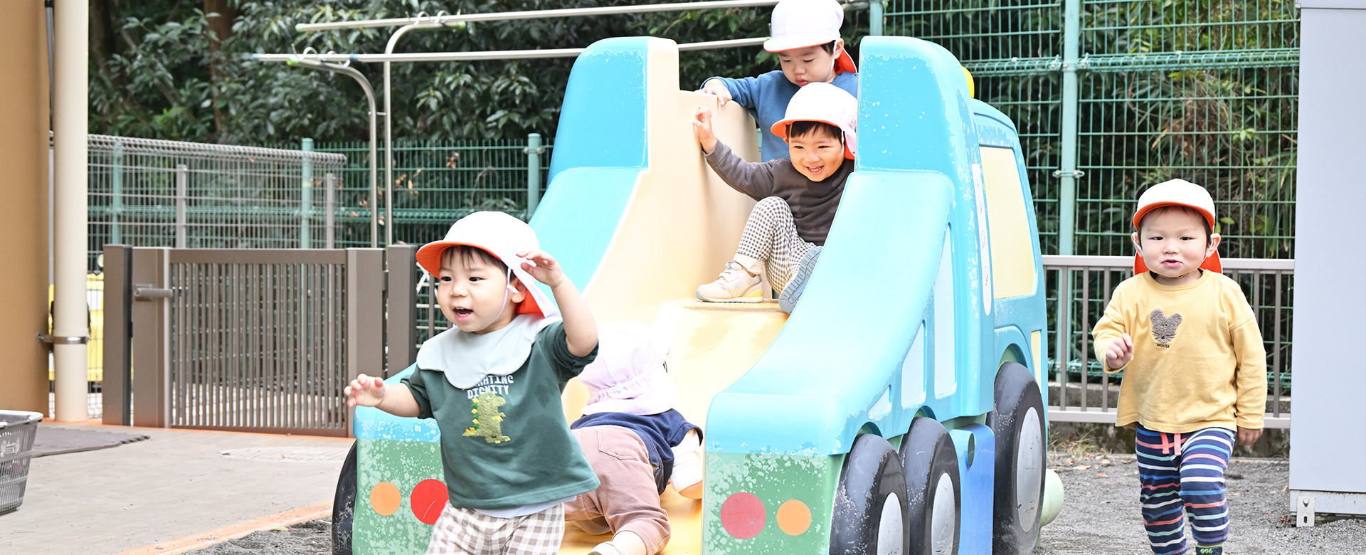 子どもが外で遊んでる様子